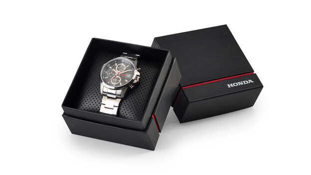 Gros plan sur la montre-bracelet Honda dans sa boîte de présentation